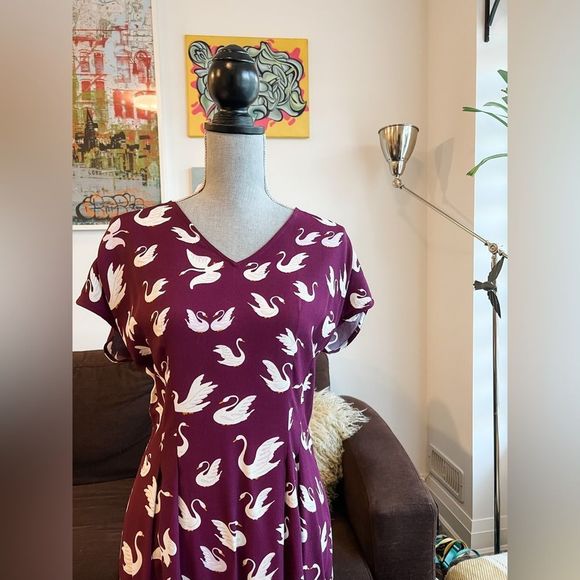 🦢Nice Things🦢 Deep Purple Swan Print Midi Dress / Size US 8 / EU 38 - Picture 8 of 15